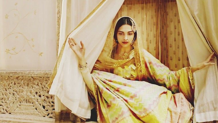 Deepika as Mastani in Anju Modi's Dresses Bajirao Mastani Collection (4)
