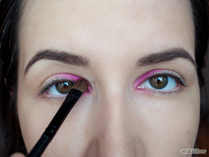 applying eyeliner & mascara (2)