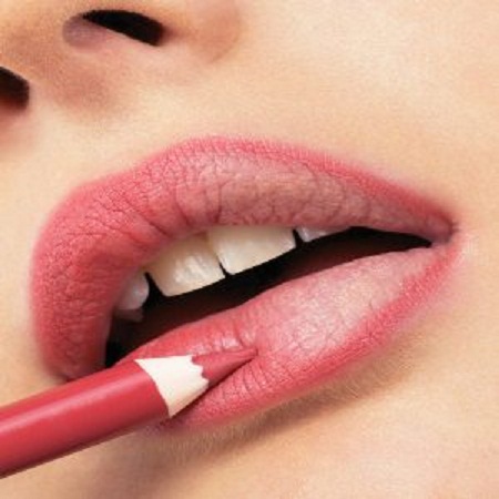 outlining lips with pencil