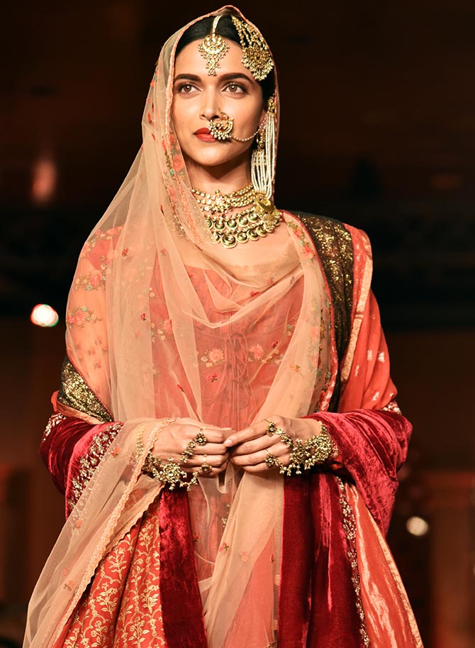 Deepika as Mastani in Anju Modi's Dresses Bajirao Mastani Collection (2)