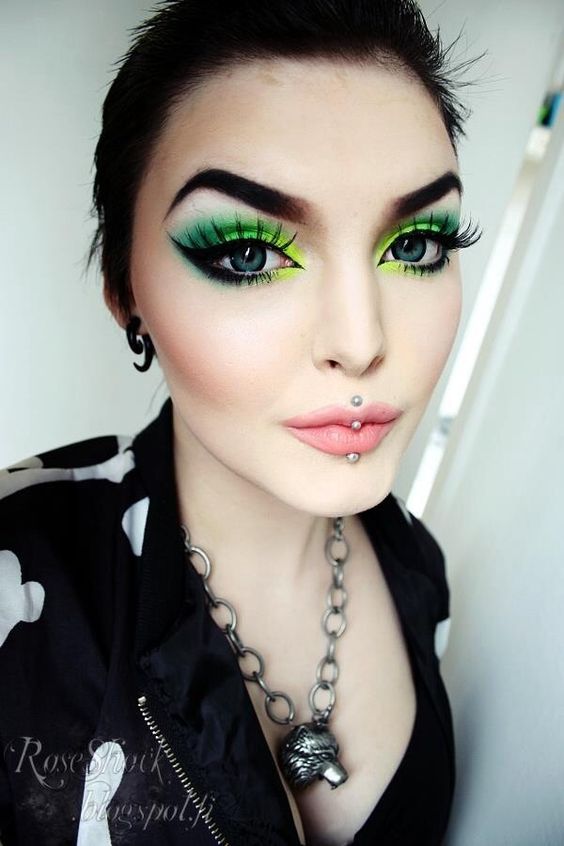 burst-of-green-christmas-makeup-3